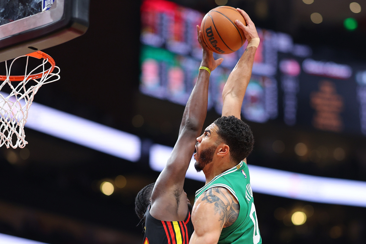 关于凯尔特人球星三分绝杀，全场观众热烈欢呼，标题时候.的信息