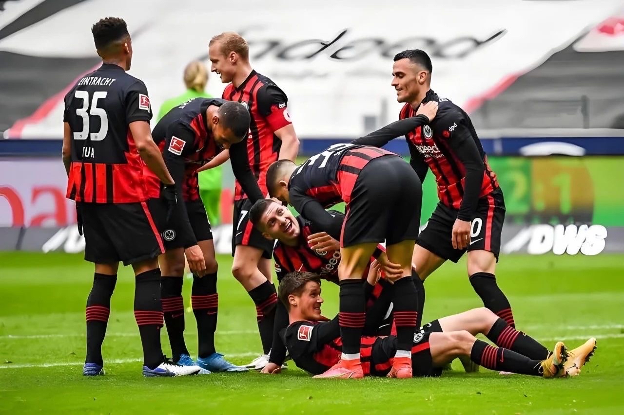 包含集结日托特纳姆调整名单以备荷甲赛后阿贾克斯迎来里程碑，连对手都承认：阿贾克斯集结日造点机会的词条