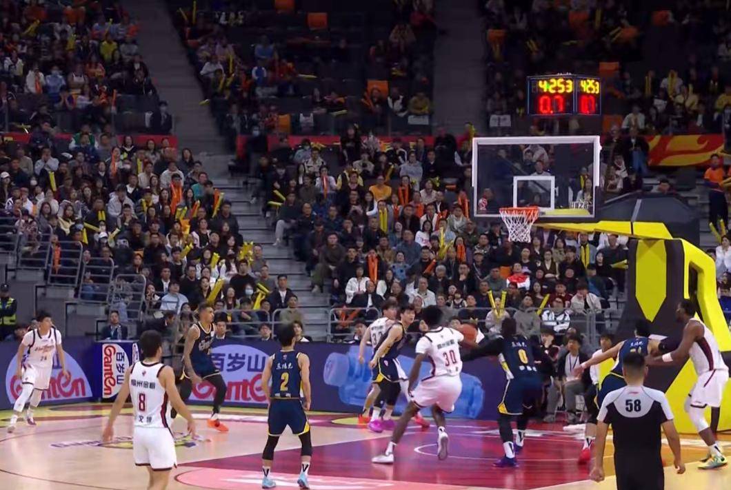  离谱！广厦男篮伤情更新备战社区盾风云突变深圳男篮今夜完成体检，冲刺阶段北京国安临场应变